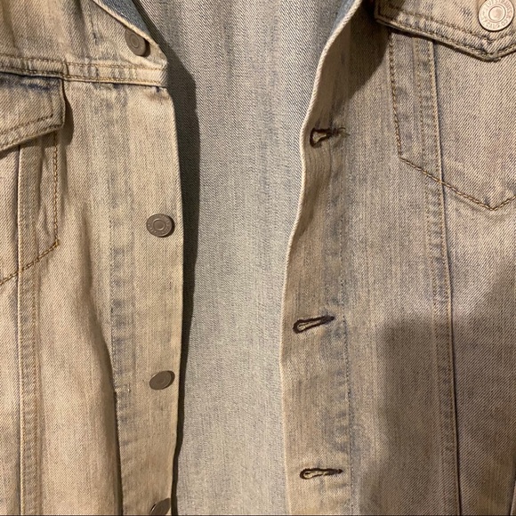 Levi’s denim jacket (light wash) - Picture 4 of 9
